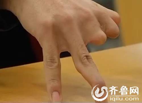 刘明的后手残疾（视频截图）