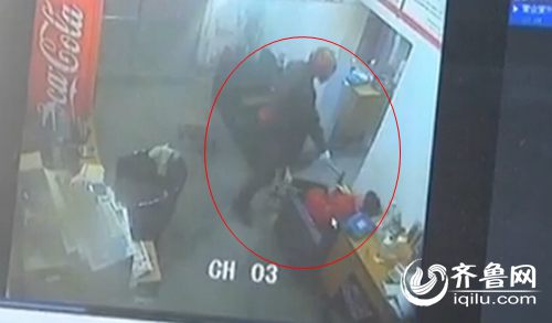 从监控视频中可以看到，劫匪当时戴着头盔，手里持一把斧头进行抢劫。