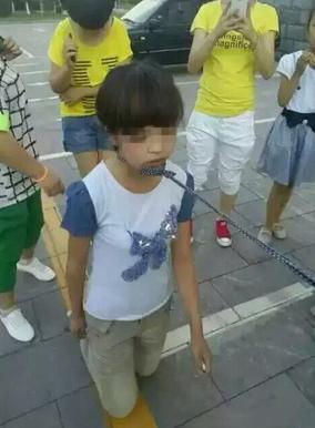 初中女生被扒光上衣遭群殴 殴打者发说说称"真爽"2014年07月20日 17