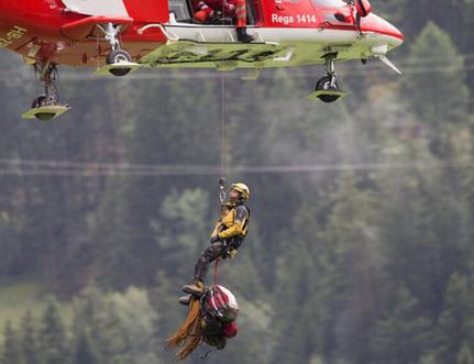 瑞士火车遇山崩脱轨坠崖 救援部队将坐直升机