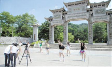 漳州版《小苹果》火辣亮相 <em>90后女生热舞</em>high