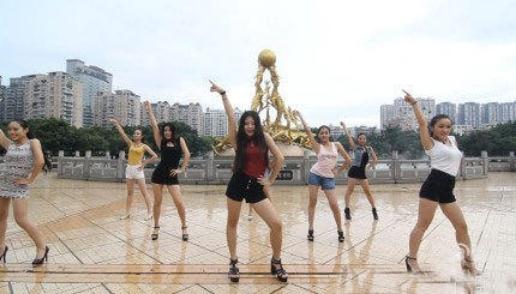 漳州版《小苹果》热辣亮相 <em>90后女生</em>火辣<em>热舞</em>