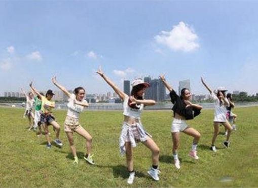 漳州版《小苹果》蹿红网络 90后女生舞动身姿