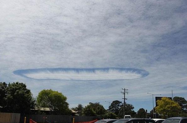 维多利亚洲现罕见巨型雨幡洞云 好像天空穿了