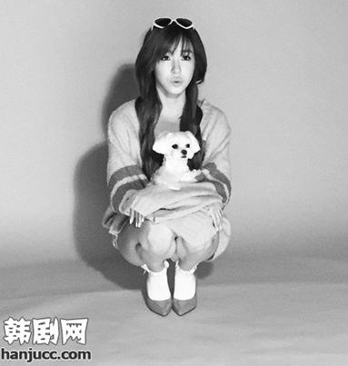 <em>少女时代Tiffany</em>与宠物狗亲密合影,公主与王子