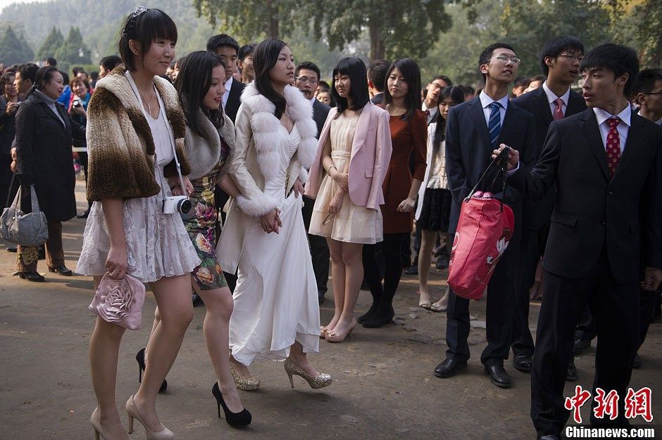 <em>男子</em>大街上用喷泉<em>洗澡</em> 仅<em>穿内裤</em>(图)-社会新闻