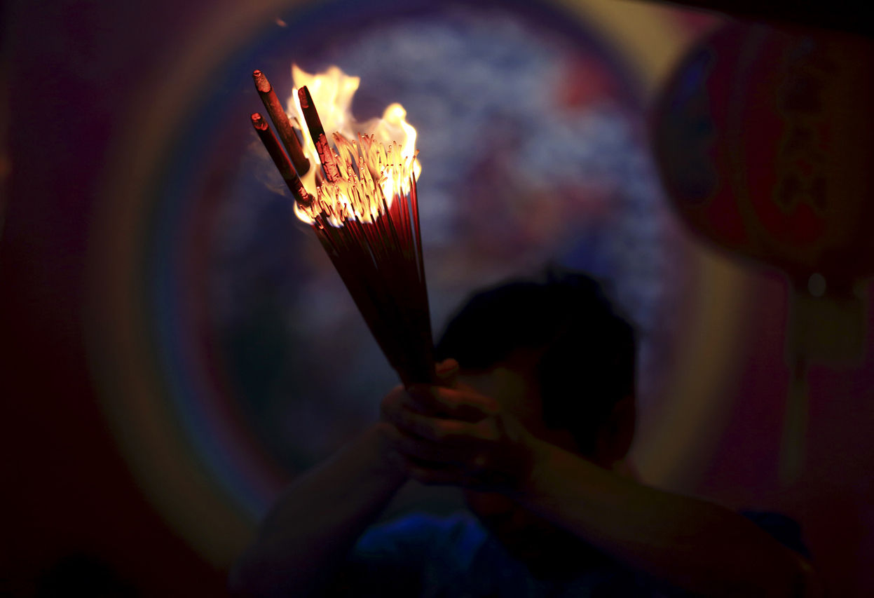 大年初一,雅加达,一名男子持香祈福,祈求好运.