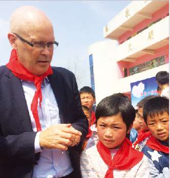 美国一公司老总 教阜阳乡村娃念英语