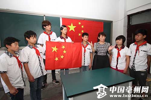 亳州蒙城聋哑学生制国旗迎国庆