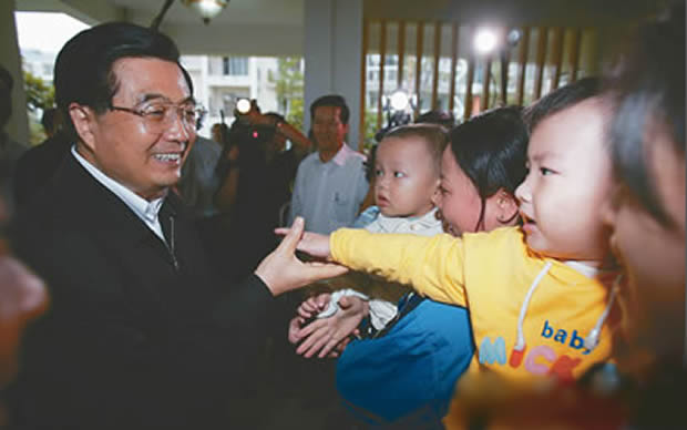 2005年8月，“胡爷爷好！”在武汉绿景苑节能小区，小朋友们向胡锦涛总书记问好。 