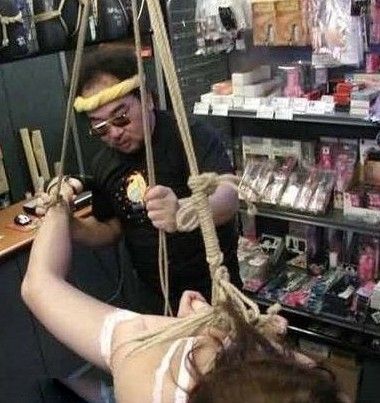 <em>情趣</em>用品店真人示范捆绑_时尚频道_凤凰网