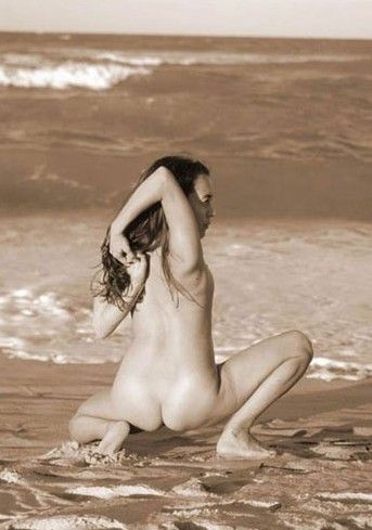 亚新体育实拍美国裸体瑜伽快乐训练(图2)