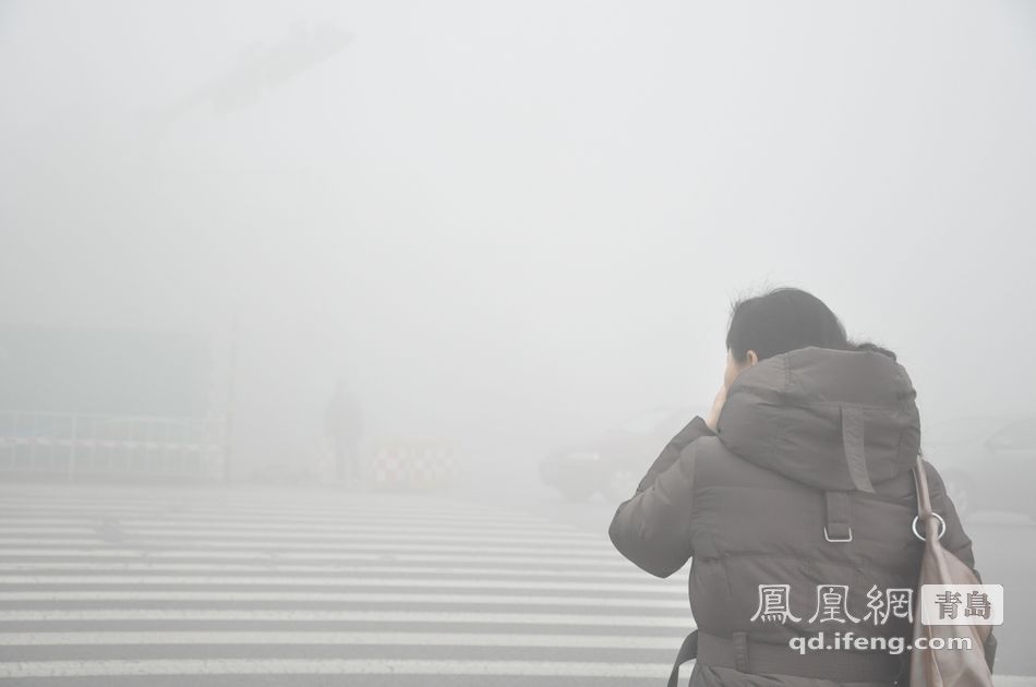 漫天大雾突袭青岛 发布大雾黄色预警能见度不