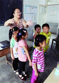 青岛聋校老师下乡支教 3岁半儿子农村上幼儿园
