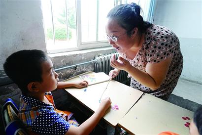 青岛聋校老师下乡支教 3岁半儿子农村上幼儿园