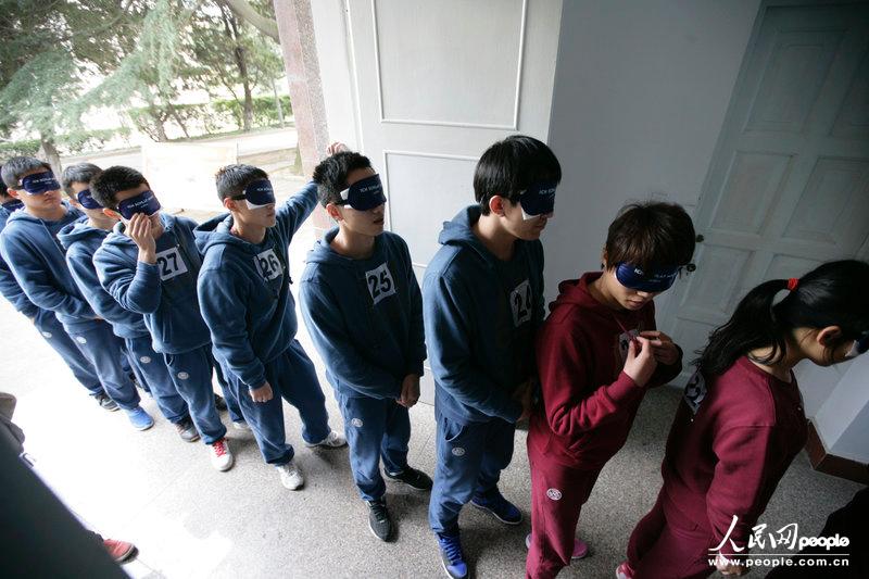 清:蛟龙潜航员选拔在青岛举行 蒙眼团队游戏心