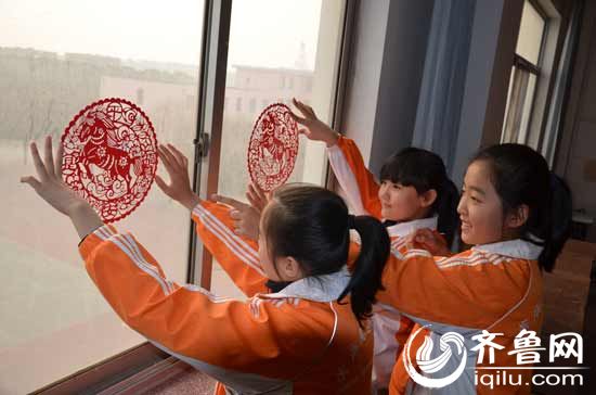 潍坊滨海实验小学对学生进行春节习俗教育