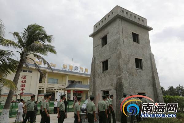 > 正文   武警战士参观日本炮楼(新华社记者刘健虎摄) 南海网三沙12月