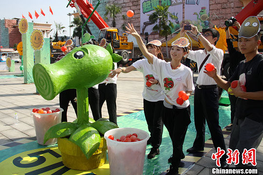 长沙公园上演模拟版“植物大战僵尸”_湖南频道_凤凰网