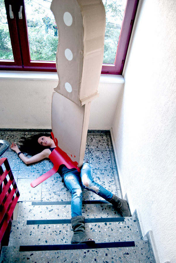　由西班牙艺术家Maria Lujan 和Wolfgang Krug共同创造的《The Knife》街头行为艺术项目，无比震撼！两位艺术家走上街头、躺在地上、靠在墙角……将一把巨大的纸箱刀“插在”肚子上，用红色纸张制造出鲜血淋漓的逼真场面，着实夺人眼球，恐怕路人在惊叹的同时不得不佩服他们的另类创意。
