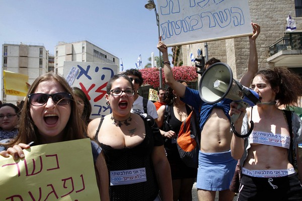 以色列女性真空上街游行 抗议性暴力