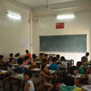 广东揭阳一华侨捐建学校被拆 学生挤小屋上课