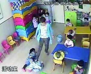 老師腳踹孩子