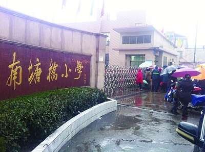 老师绑学生“示众”就发生在这所学校。（来源：扬子晚报）