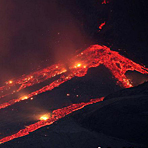 印尼火山罕见闪电现象