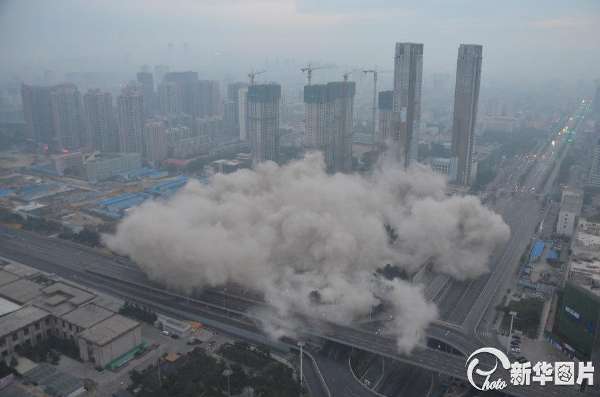 沈阳温度计大楼北偏东方向定向爆破拆除(图