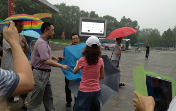 华声在线7月6日讯(记者 蒋小康 实习生 綦雅倩)近期，微博约架成为潮流，而北京朝阳公园似乎成了约架胜地。7月6日中午1点，川籍女记者周燕(网名“此是燕云”)约上了中国政法大学副教授吴…