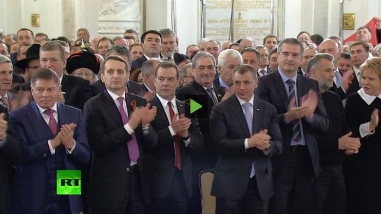 俄国家议会全体议员两次起立鼓掌打断普京讲话