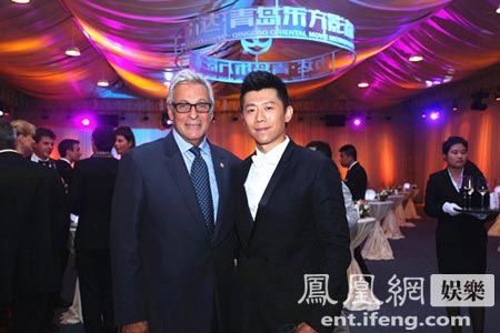 夏雨小跑过红毯 向好莱坞影星推介青岛名玩名吃