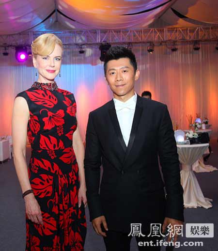 夏雨小跑过红毯 向好莱坞影星推介青岛名玩名吃