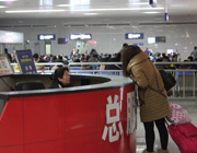 16日 0点11分，武昌站当日值班站长正在对旅客提供帮助