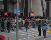 16日6点40分 天刚蒙蒙亮，武昌火车站进站口聚满了旅客