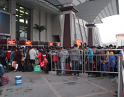 16日6点40分 武昌火车站的进站口已经聚满了排队进站的旅客