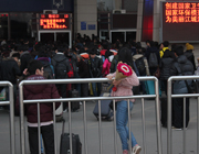 16日8点，武昌站一女子行李丢失了，她正扒在栏杆上寻找