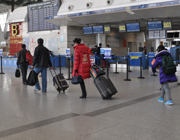 16日15点 天河机场 旅客拖着行李箱前往安检处