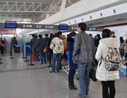 16日15点10分 天河机场的旅客们正在过安检