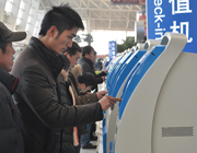 16日15点30分，武汉天河机场内旅客不断增多，选择”自助取票“的人居多