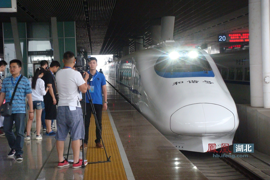 武汉-黄石、武汉-黄冈城际铁路选用CRH2A型动车组，全车共8节车厢，其中一等座一节，二等座二节。(张卓摄)