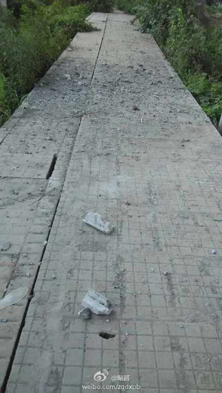白沙洲大桥汉阳引桥上掉落的碎石块