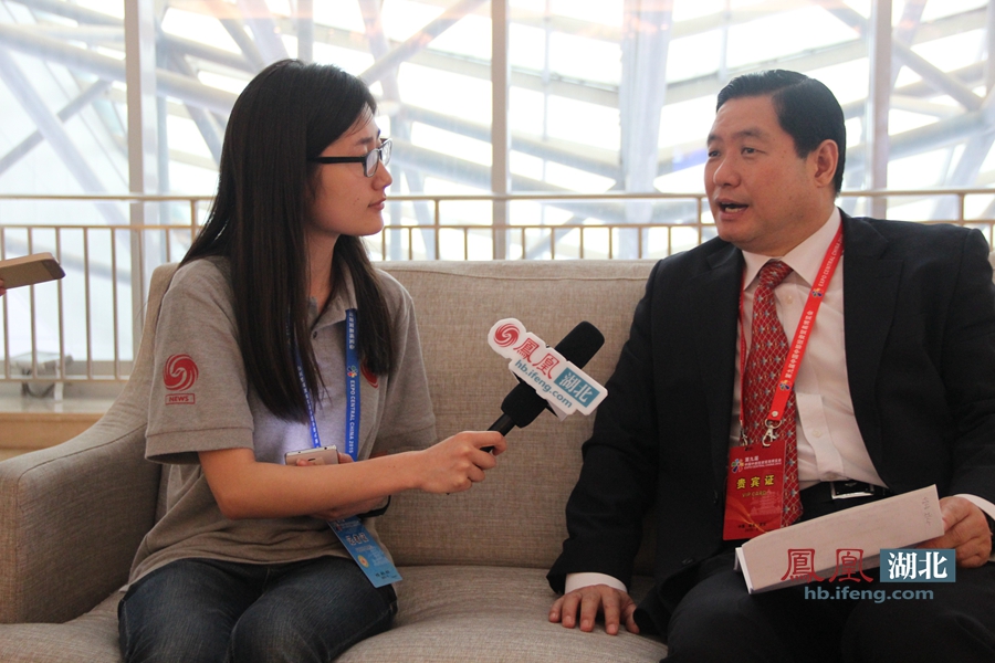 5月18日，第九届中国中部投资贸易博览会在武汉开幕。凤凰湖北独家专访了前来参会的韩国驻武汉总领事郑载男先生。(摄影：张卓)