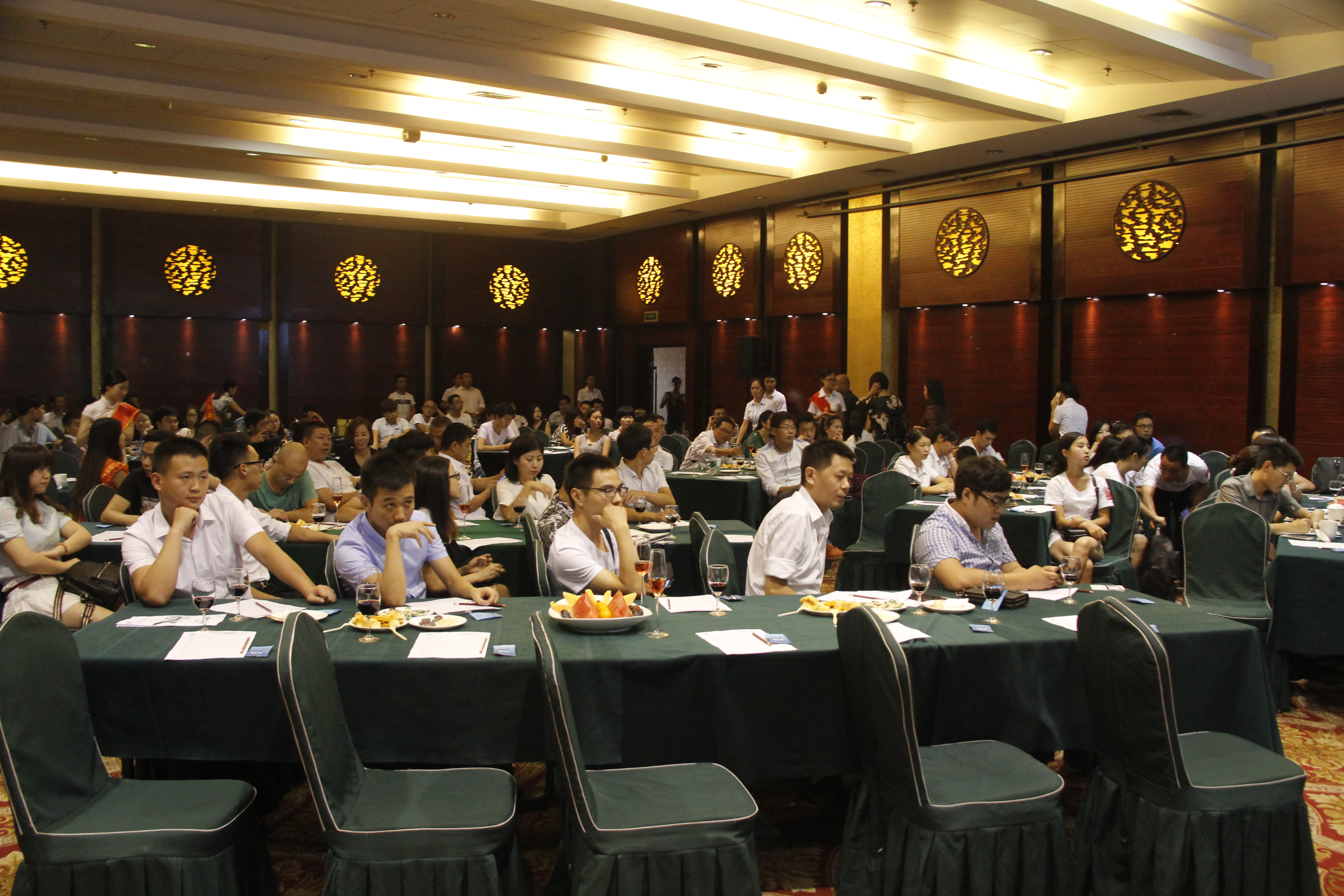 第二届企业家交流会暨红酒协会酒会盛大举行_湖北频道_凤凰网