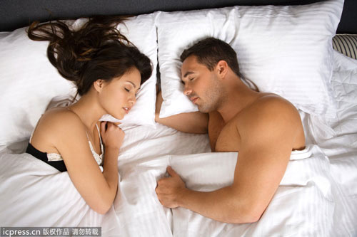 半岛体育夫妻间三种最健康的床上睡姿(图)(图1)