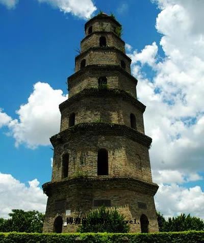 见龙塔又名仙沟塔,是定安八景之外的又一旅游胜地,位于海南省定安县