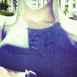 朱莉“胸部”被写“OVER” 人形立牌遭涂鸦