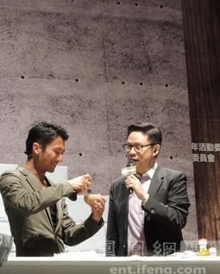 谢霆锋现身青年论坛 厨艺创业两不误