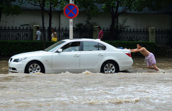 武汉暴雨众生相:四青年手扶塑料箱摆渡<em>女孩</em>-